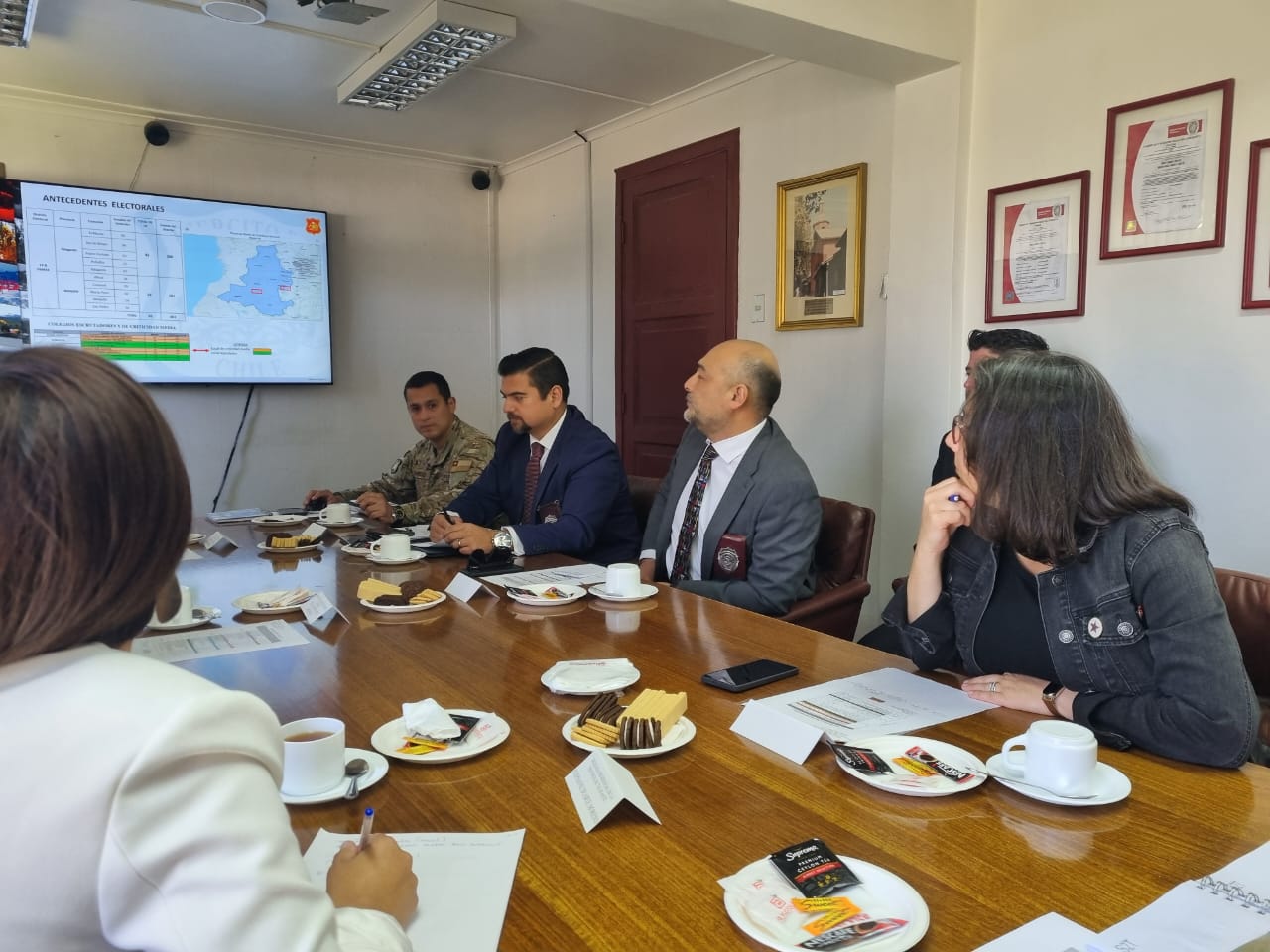 Delegada Saavedra participa en encuentro de coordinación con general de Ejército por elecciones de este fin de semana