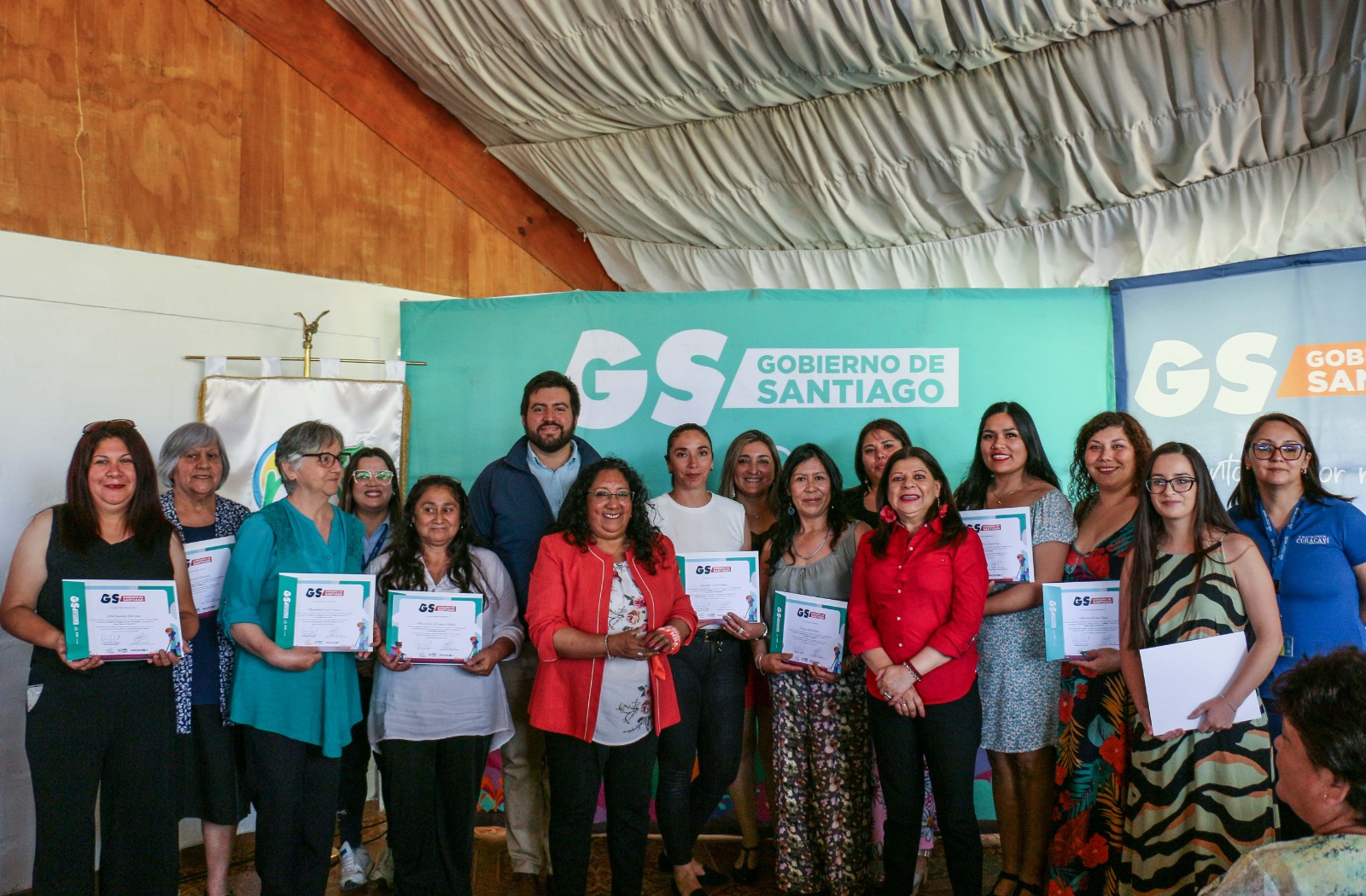 Más de 270 mujeres de la provincia de Melipilla se certifican en programa del Gobierno de Santiago y Prodemu