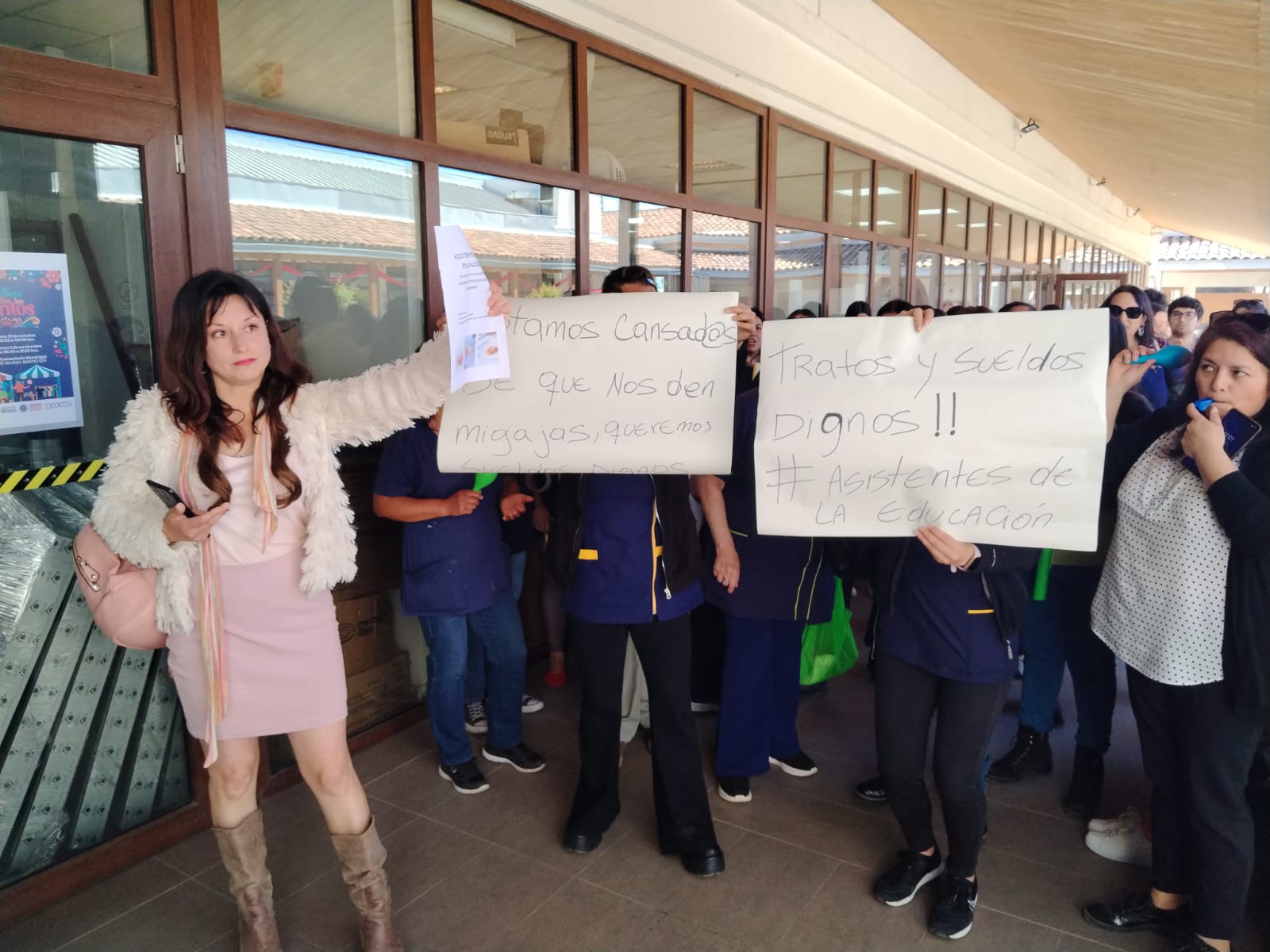 Asistentes de la Educación de colegios públicos de Melipilla se manifiestan por situación registrada durante celebración de su día