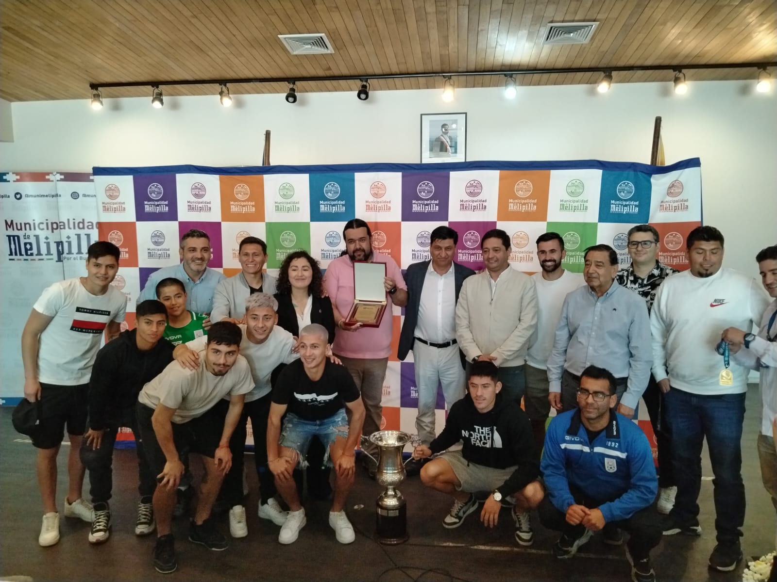 Alcaldesa Olavarría entrega reconocimiento a Deportes Melipilla por su ascenso a Primera B