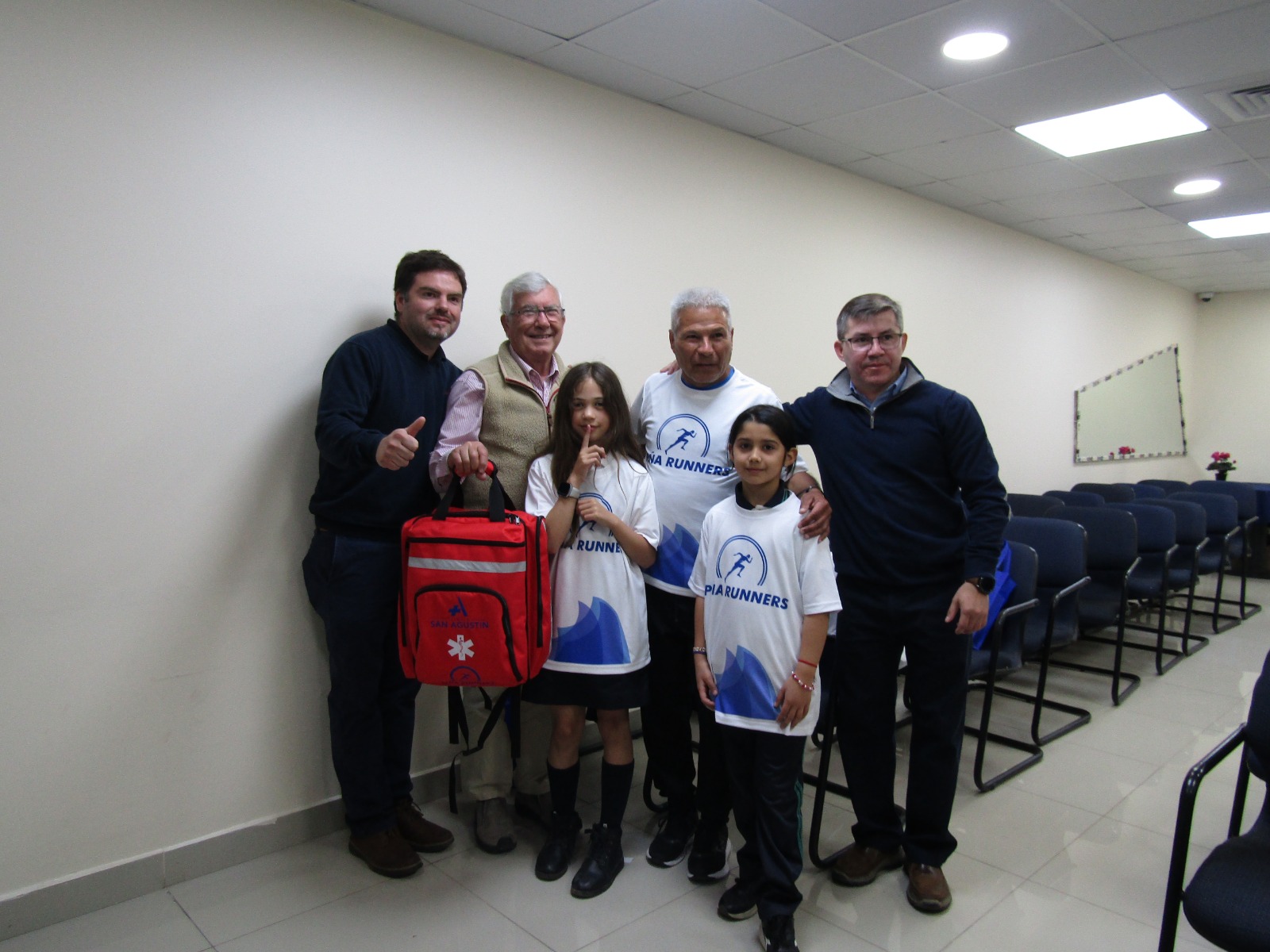 Clínica San Agustín hace importante donación a escuela de atletismo
