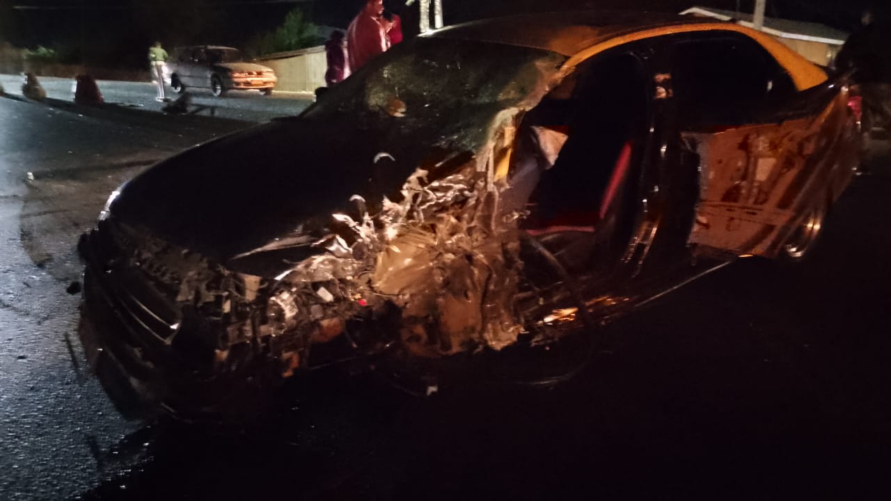Violeta colisión entre taxi y camión deja dos personas lesionadas