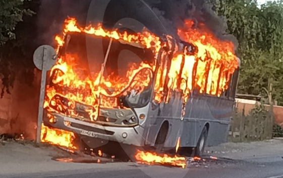 Bus de transporte de trabajadores resultó completamente incendiado en Mallarauco