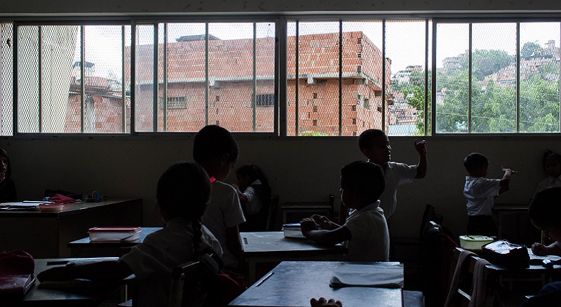 Denuncian discriminación en escuela de Curacaví con alumna que dibujó comic de un beso entre dos dos hombres
