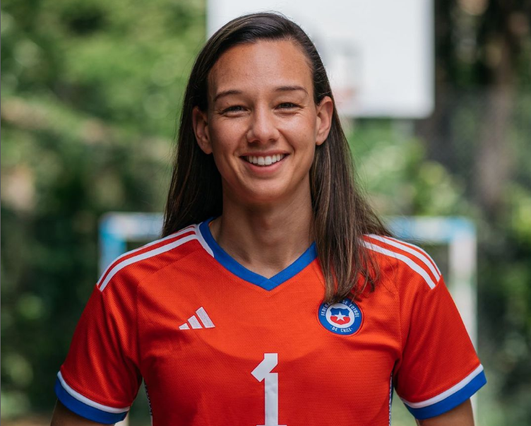 Este domingo comienzan las clases en la escuela de fútbol para niñas de Christiane Endler en Melipilla