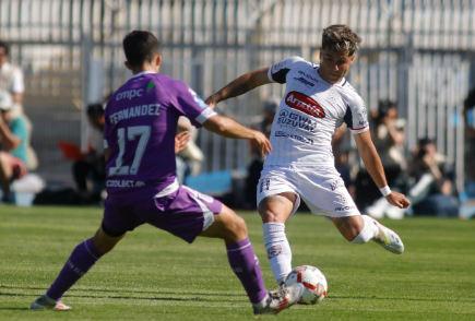 Jugador Brandon Cáceres firma declaración jurada ante notario por filtración de sus documentos: “me reservo las acciones legales”