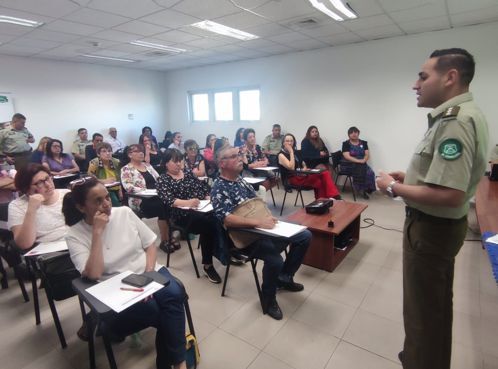 Realizan taller informativo en materia de violencia de género con dirigentes del sector norponiente de Melipilla