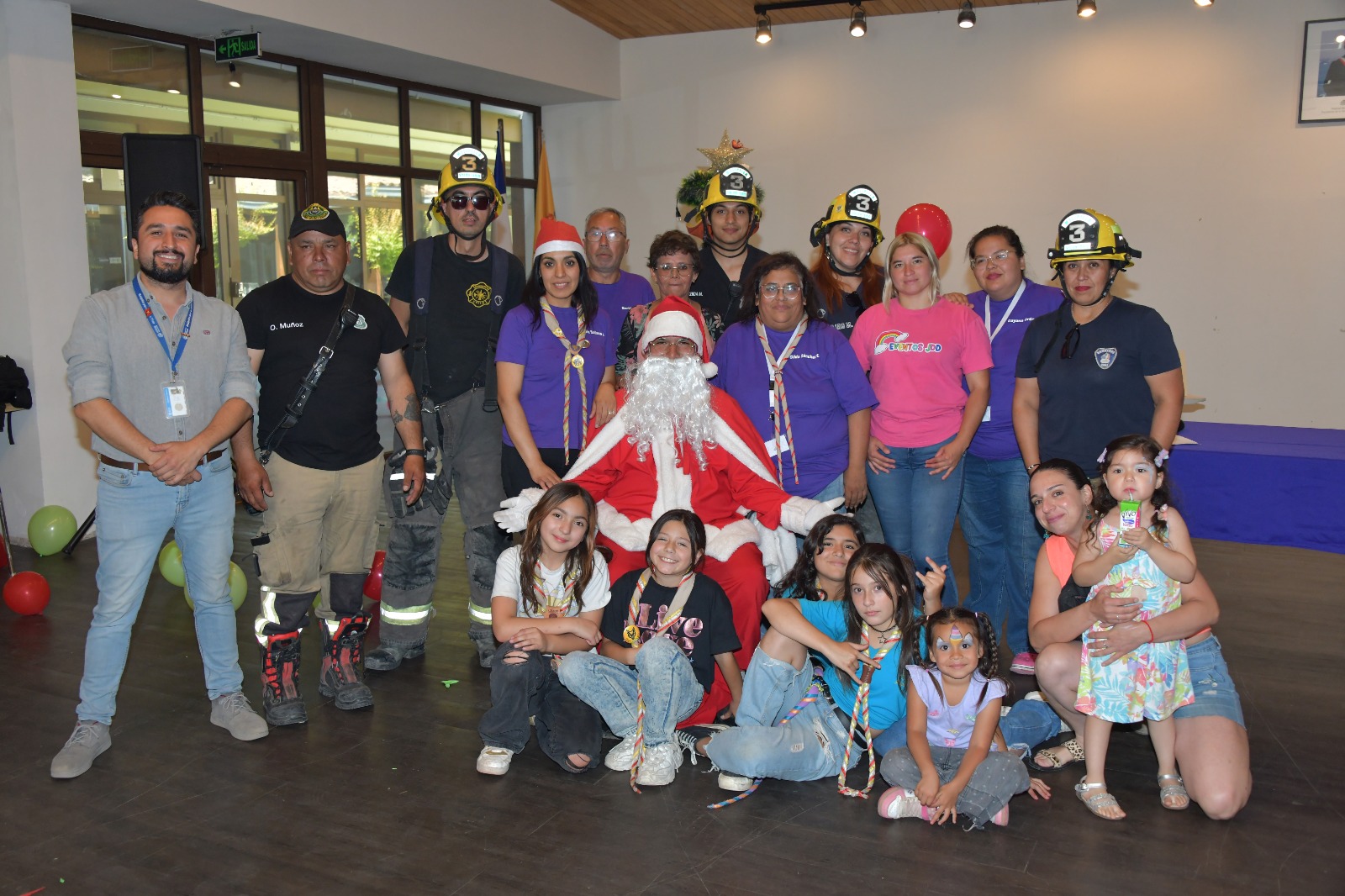 Niños de escasos recursos reciben regalos con motivo de la Navidad