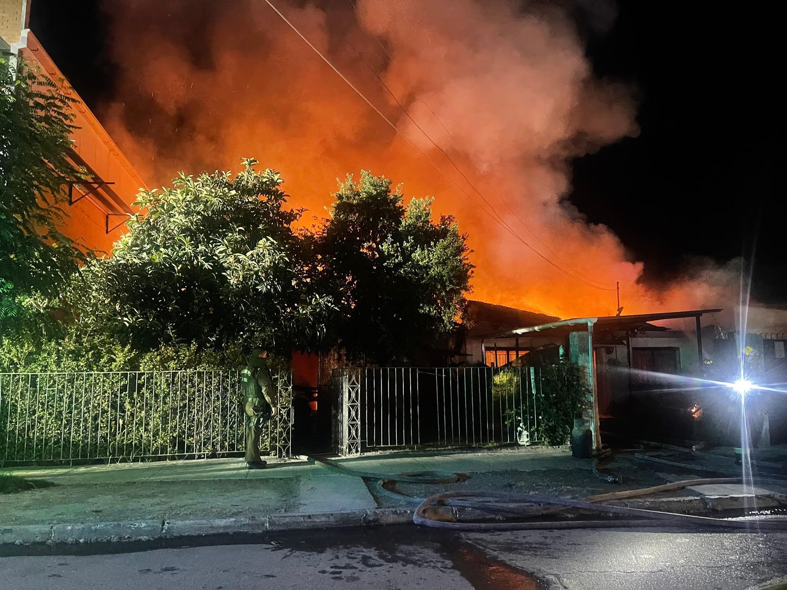 Dos incendios reducen a escombros tres viviendas en Melipilla