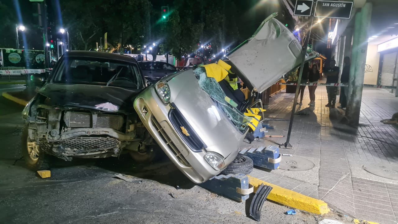 Violenta colisión de vehículos en plaza de armas deja dos lesionados: Investigan eventuales carreras clandestinas