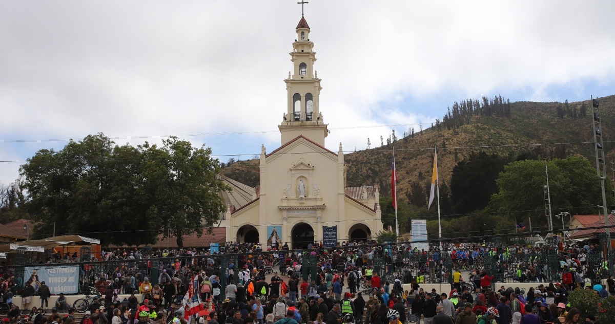 Miles de peregrinos transitan hasta el Santuario de Lo Vásquez: provincia de Melipilla es una de las vías para llegar