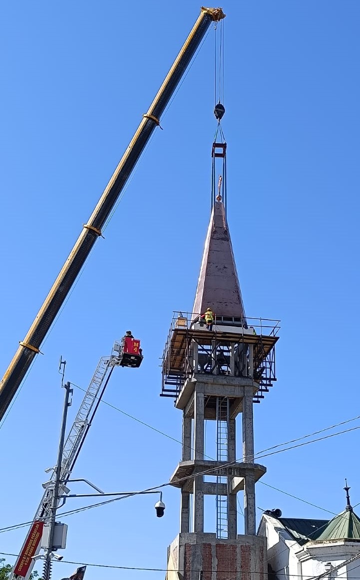 Una nueva etapa para la iglesia Nuestra Señora de la Concepción de Talagante. Esta mañana de instaló cúpula de su campanario