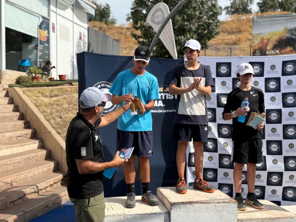 Alumnos de la Academia de Tenis participaron de torneo en Santiago
