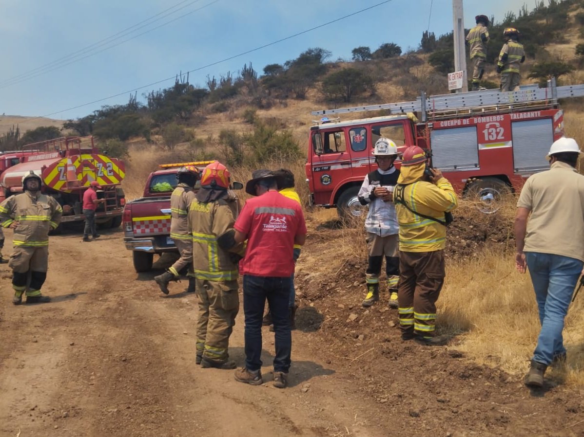 Incendio forestal en el Papagayo de Talagante está totalmente extinguido, pero la alerta de incendios sigue vigente.