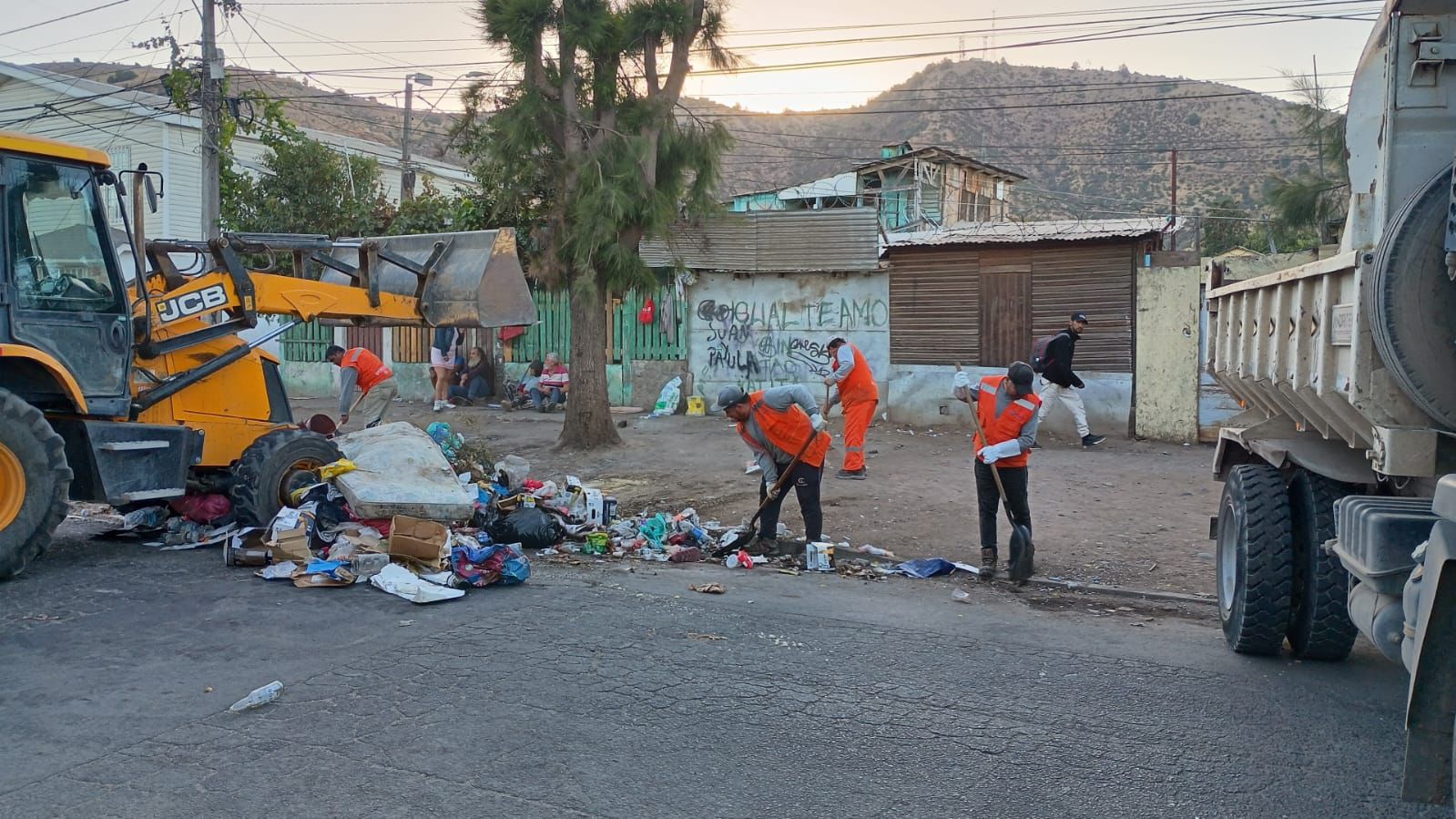 Municipalidad de Melipilla realiza operativo de limpieza en la comuna