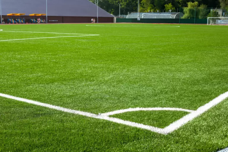 Anuncio de cambio de pasto natural a sintético en el estadio municipal de San Pedro generará polémica entre los deportistas de esa comuna