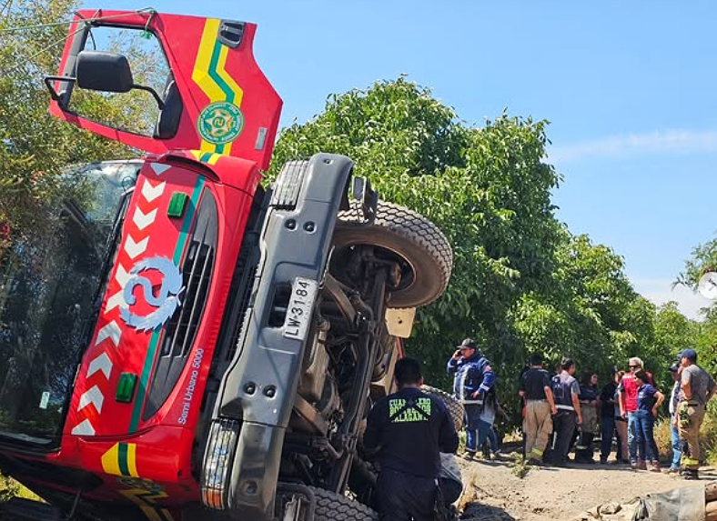 Dramático accidente del carrobomba en Talagante. Mientras se dirigía a un incendio de pastizales, un puente cedió y la pesada máquina cayó a un canal