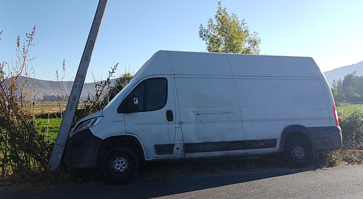 Accidente en camino El Tránsito: furgón colisiona con poste y deja cables a baja altura.