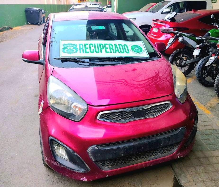 Recuperan vehículo robado tras seguimiento policial