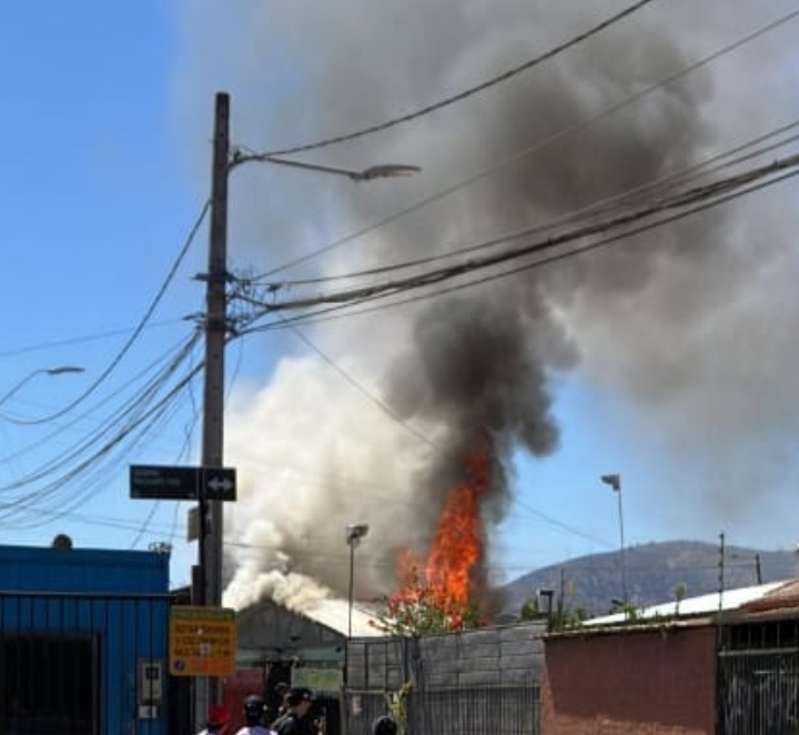 Voraz incendio de vivienda en Villa Los Toro