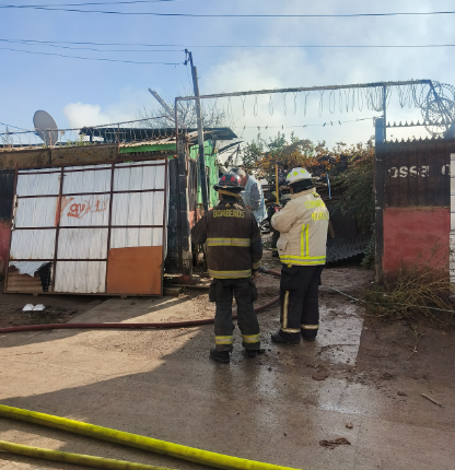 Bomberos controló violento incendio que afectó dos viviendas en Melipilla