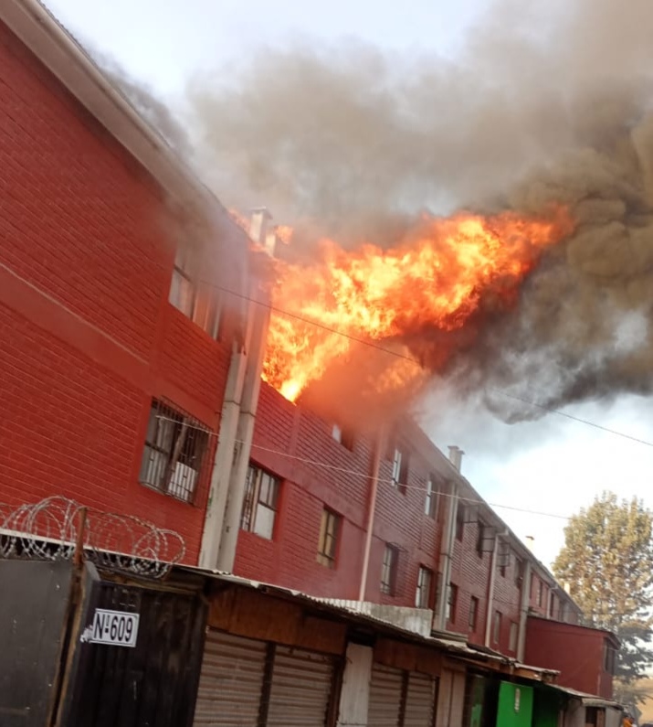 Bomberos combate incendio estructural en población Padre Hurtado