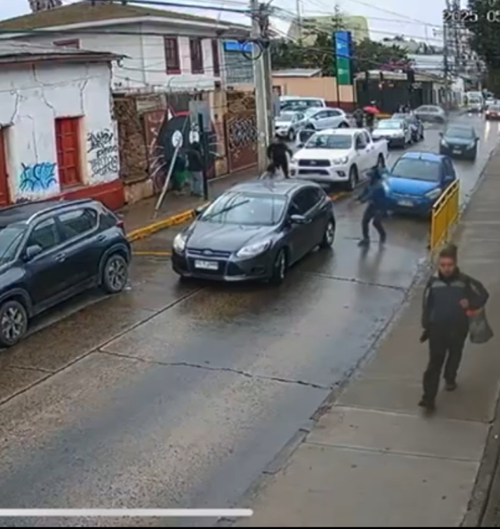 Cámaras registran violento robo a pareja tras retirar dinero desde el banco
