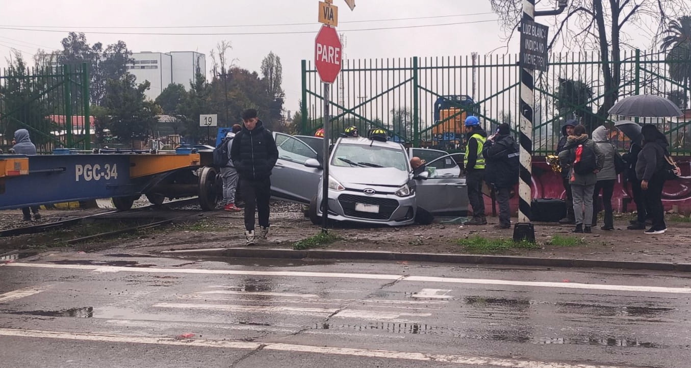 Impactante choque entre tren de carga y automóvil en Padre Hurtado
