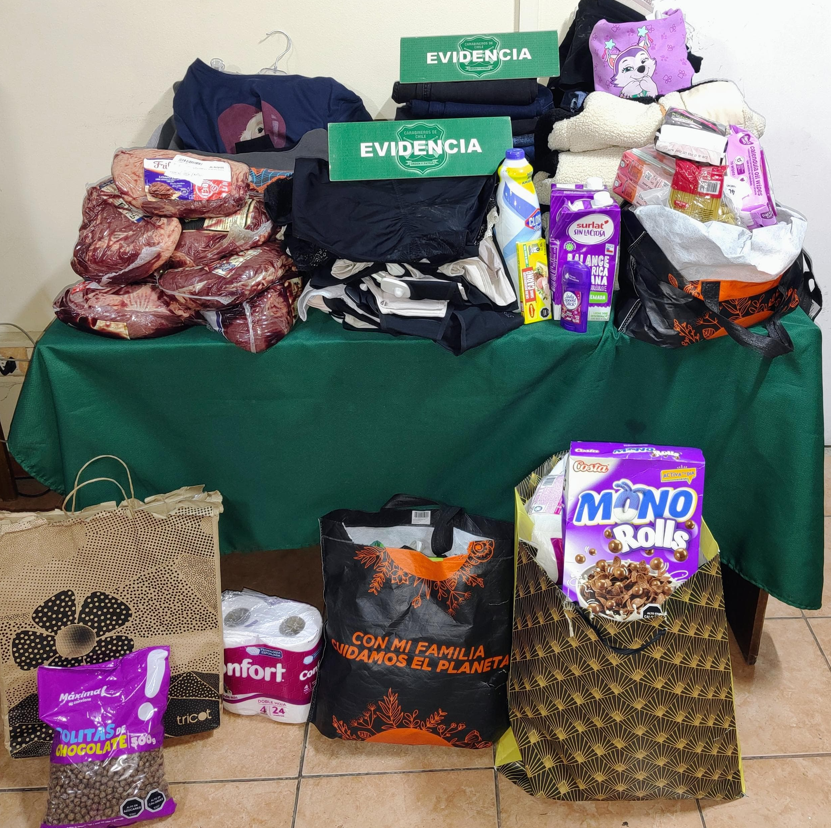 Intento de fuga, especies ocultas y amplio prontuario: dos mujeres fueron detenidas tras millonario hurto en Talagante