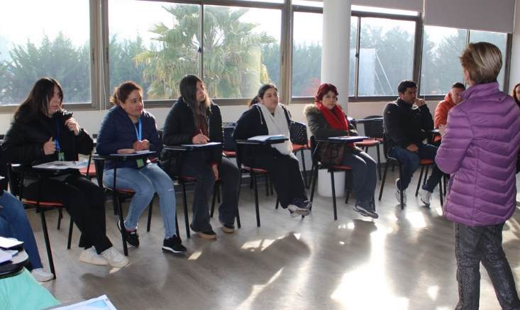 Funcionarios de salud  de Melipilla fortalecen herramientas de autocuidado en jornada formativa sobre salud mental