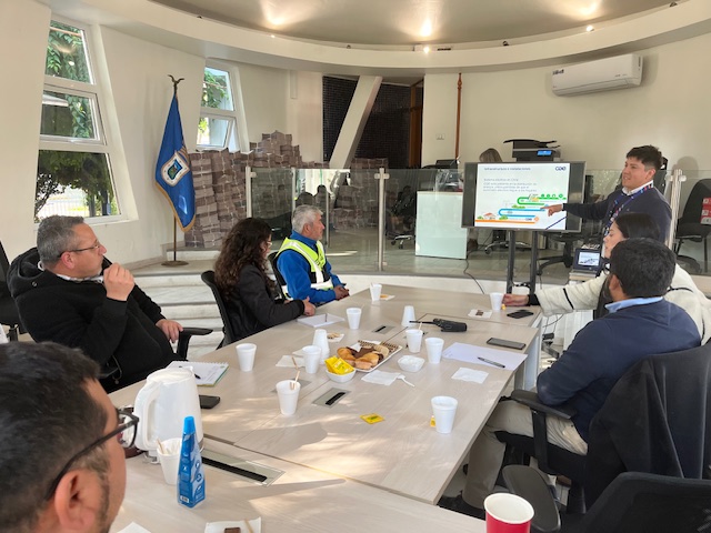 CGE realiza charla sobre prevención de riesgos eléctricos a funcionarios municipales de Peñaflor