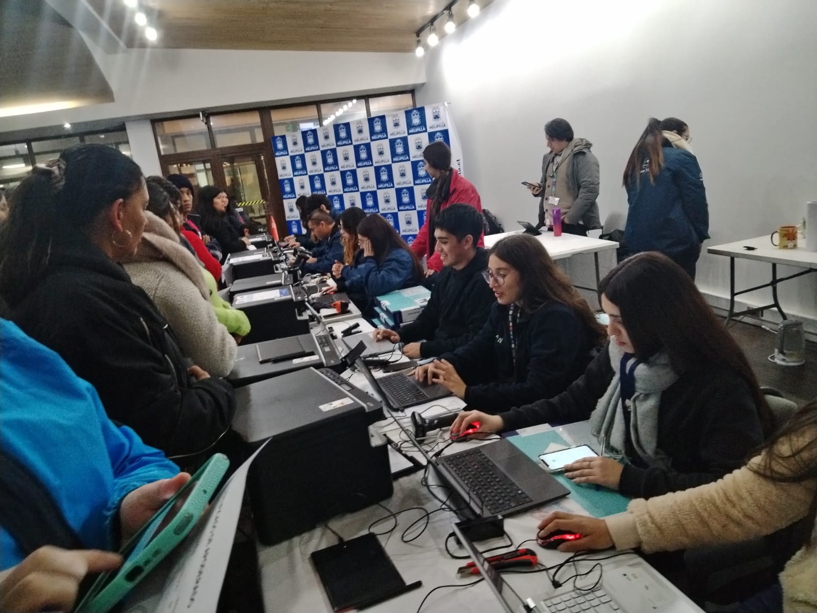 Más de mil estudiantes de Melipilla recibieron computadores gracias a la Beca TIC 2025