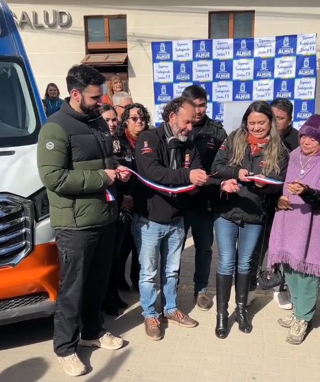 Municipio de Alhué recibió dos ambulancias para fortalecer atención de emergencias