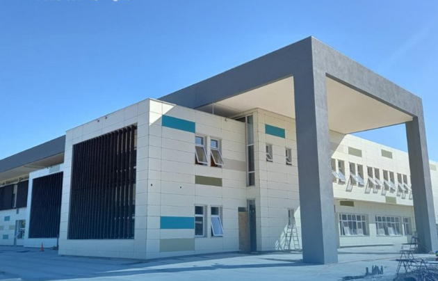 Hoy se realizó la entrega simbólica administrativa del nuevo CESFAM de El Monte tras años de espera. Concejala expresó su molestia por la exclusión de autoridades locales al recorrido