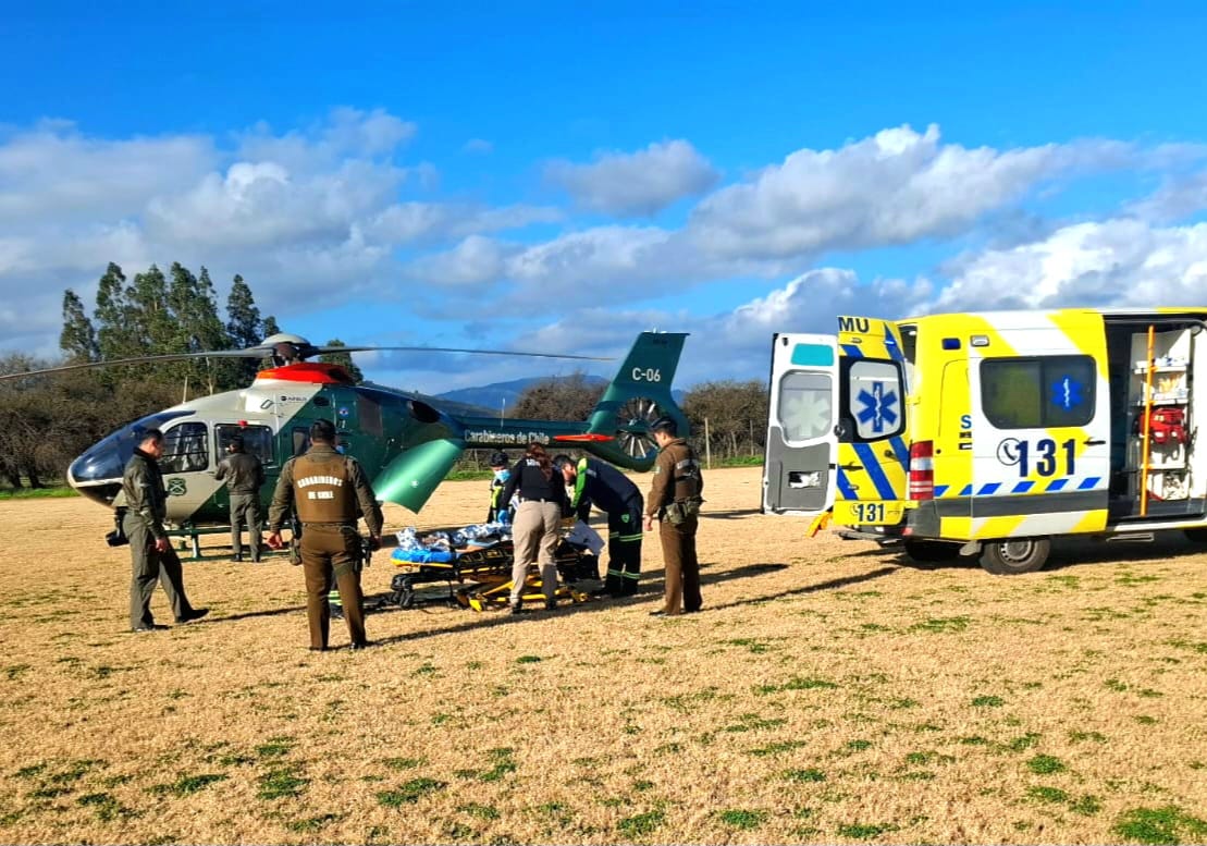 Carabineros realiza traslado aeromédico de urgencia desde San Pedro a Santiago