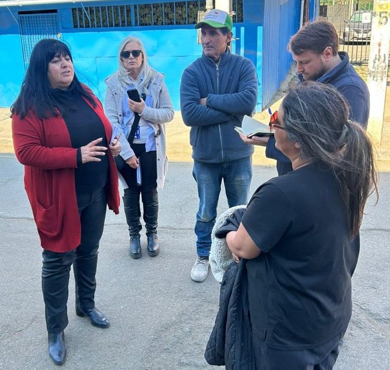 Concejala Pamela Acuña se reúne con vecinos