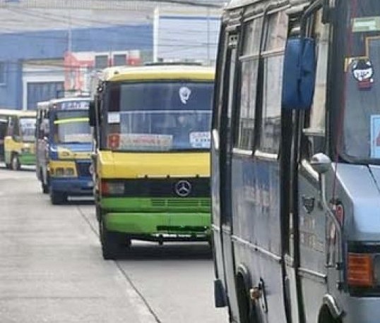 Chofer acusado de violencia intrafamiliar: expulsó a mujer de micro en movimiento en Llolleo