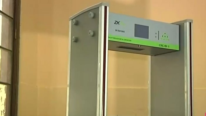 Avanza en el Congreso proyecto que permite la instalación de detectores de metales en colegios