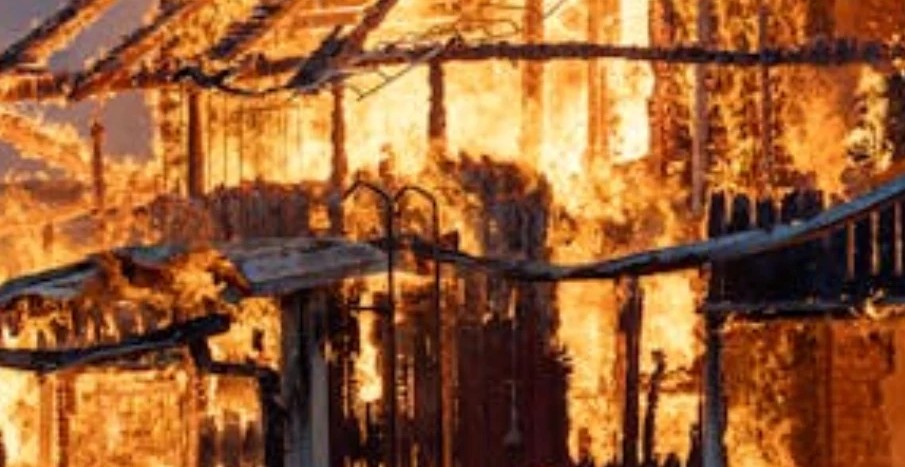 Incendio fatal en El Quisco deja una víctima de 60 años durante la madrugada del fin de semana