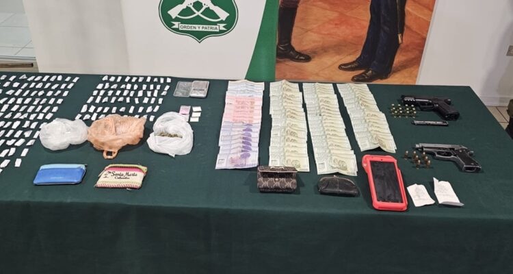 Allanan cuatro casas en Padre Hurtado: 13 detenidos y hallazgo de drogas, armas y dinero en efectivo