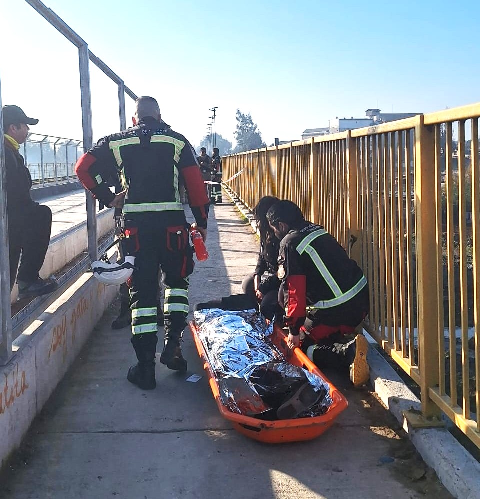 Equipo de rescate evita suicidio en puente ferroviario de Talagante