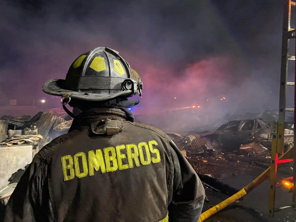 Vivienda queda reducida a escombros tras violento incendio en El Paico