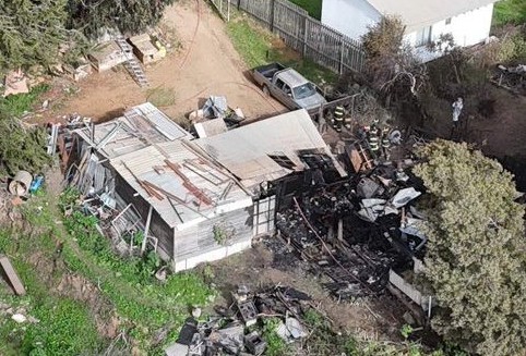 Cuatro miembros de una familia fallecen en incendio en Pichilemu. Investigan posible origen intencional
