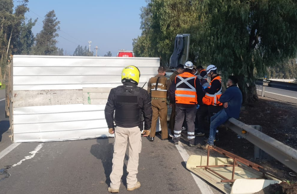 Dos accidentes con pocos minutos de diferencia y a corta distancia uno de otro, se produjeron en la autopista Ruta 78