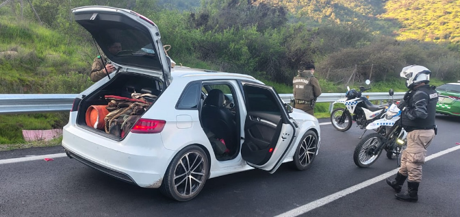 Operativo conjunto permitió recuperar vehículo robado y detener a dos personas en Cuesta Pelvín