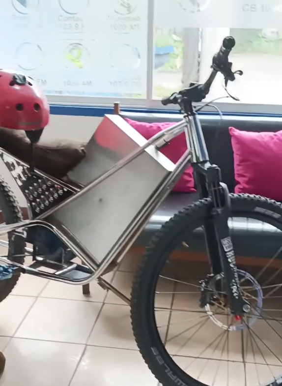 Joven de El Monte impulsa la electromovilidad con bicicleta eléctrica que nace de su creatividad
