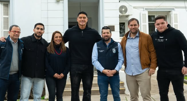 Alcalde de Padre Hurtado se reúne con el deportista Sammis Reyes para un nuevo proyecto deportivo