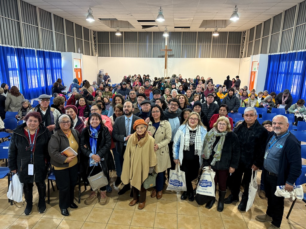 Personas mayores de la Provincia de Melipilla participan en capacitación sobre ciudadanía digital