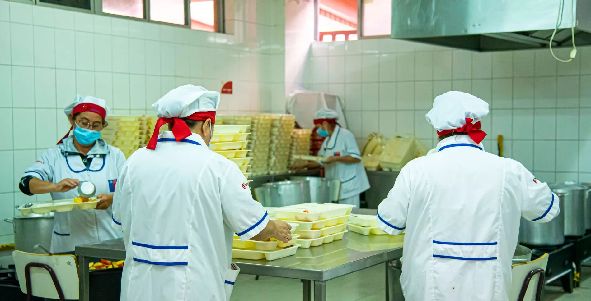 Manipuladoras de alimentos mantienen estado de alerta tras inicio de mesa de negociación con JUNAEB