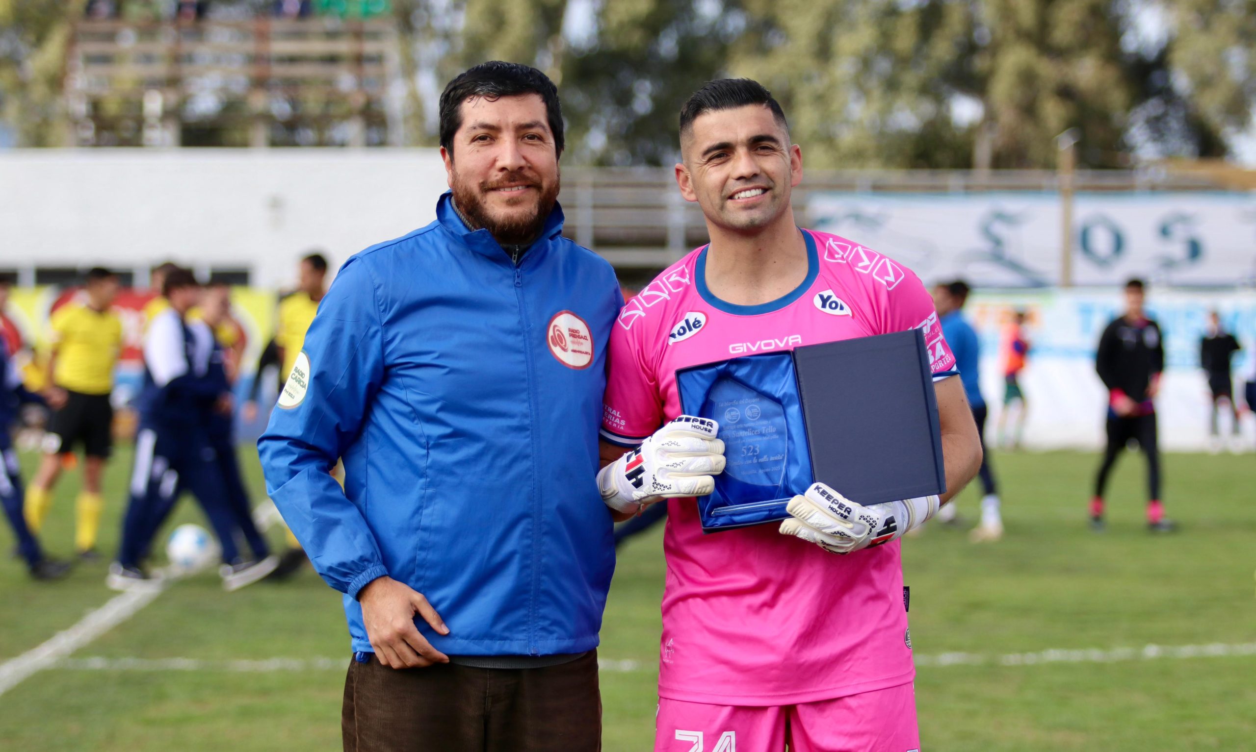 Luis Santelices recibe premio por batir récord en el arco de Deportes Melipilla